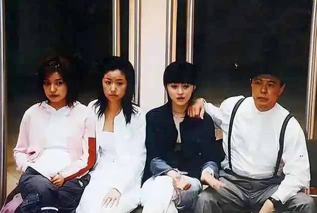 哈哈哈，这一定是还珠三美最想删掉的照片吧？

画面中穿着背带裤的张铁林胖瘦合度，