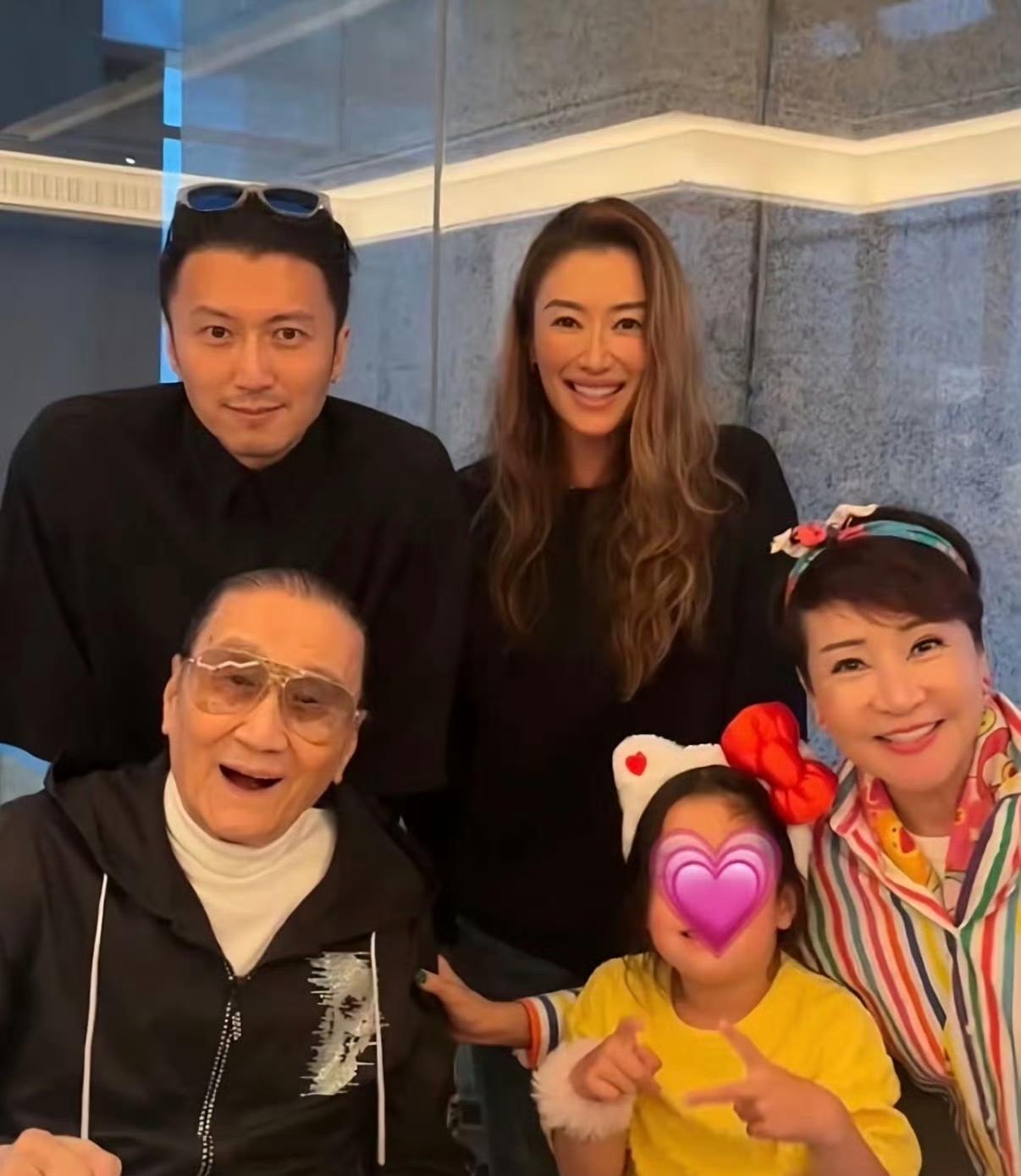 谢霆锋这下该郁闷了，
不是因为王菲不愿意和他领证，
也不是自己演唱会没人看，而是