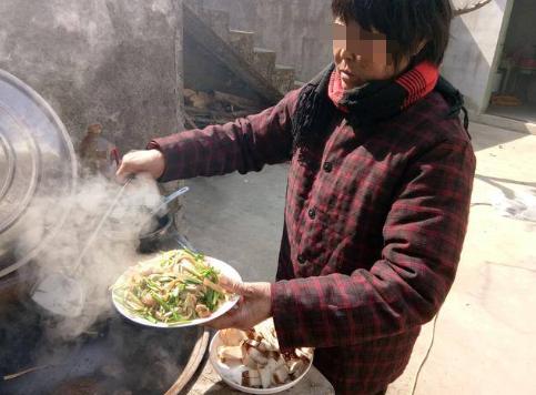 那天看到我婆婆做饭我差点吐出来，只见她冲了一下铁锅，然后直接拿灶台抹布给锅里水擦
