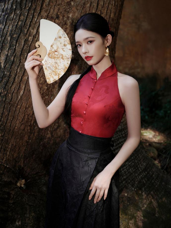 林允央视七夕晚会出图   旗袍的搭配的确让人感受到一种惊艳的美丽了呀，不得不说林