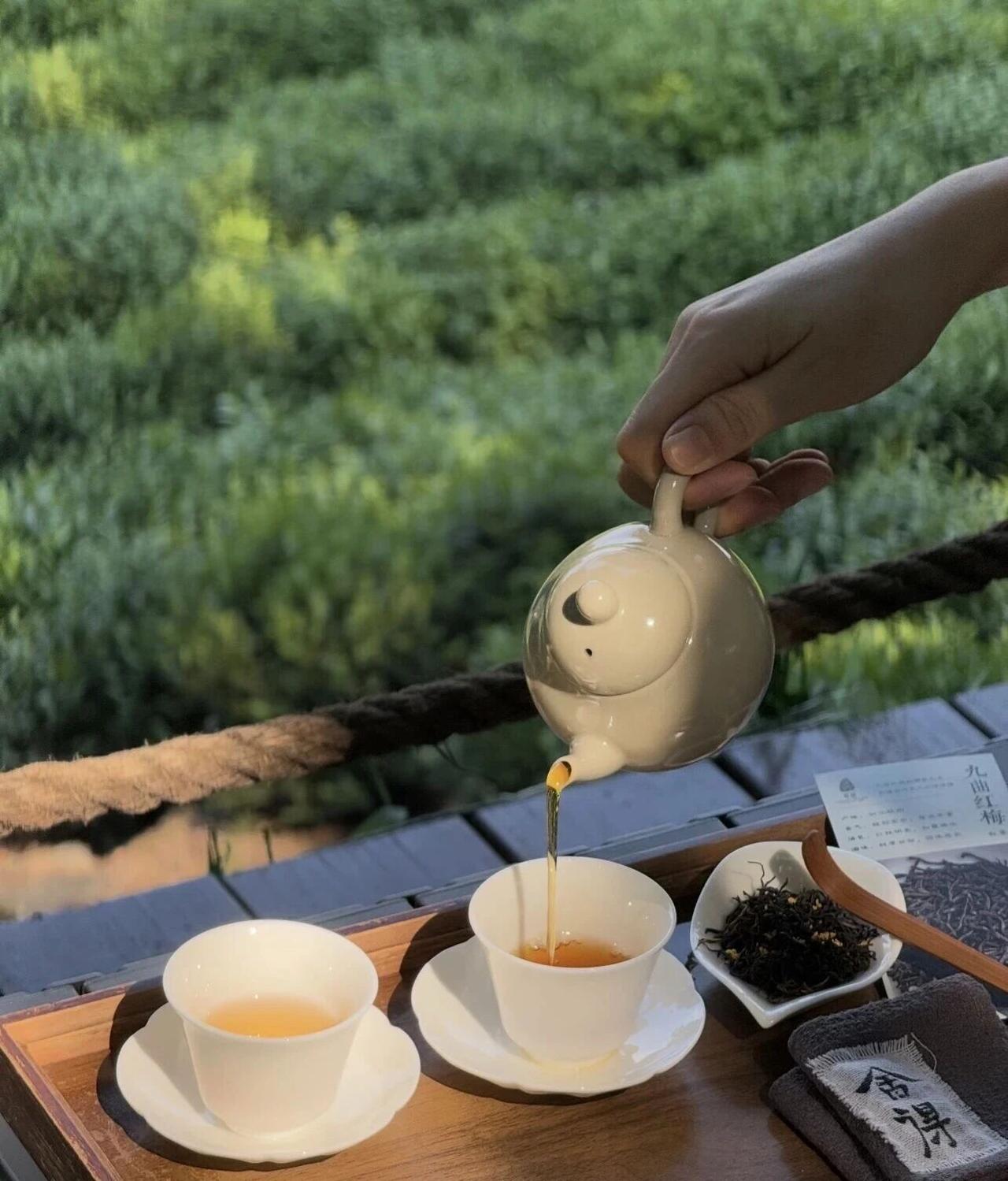 上帝为一个人关上了一扇门，也会为你打开另一扇窗。
人世间的分分合合都有其特定的意