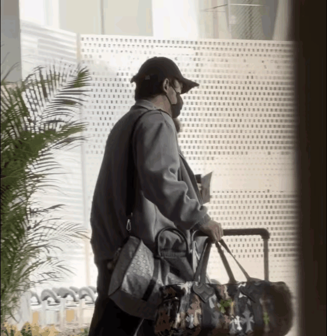王楚钦也不容易，出去旅个游也要包裹的严严实实，也难怪，他走到哪里哪里就成了风景，