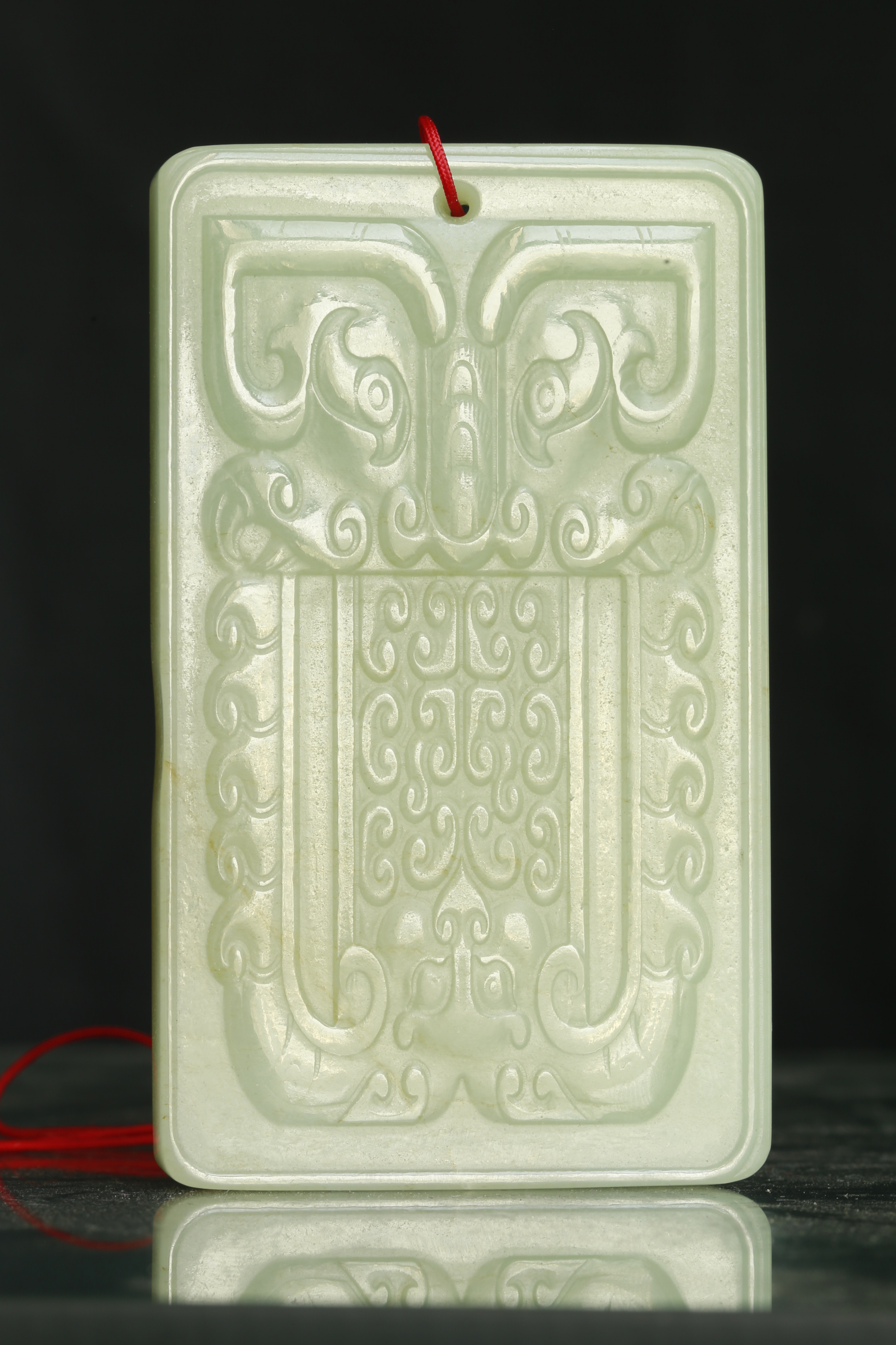 清 . 和田玉饕餮如意纹方牌一块 尺寸：重151.3g,长94mm,宽55.6m