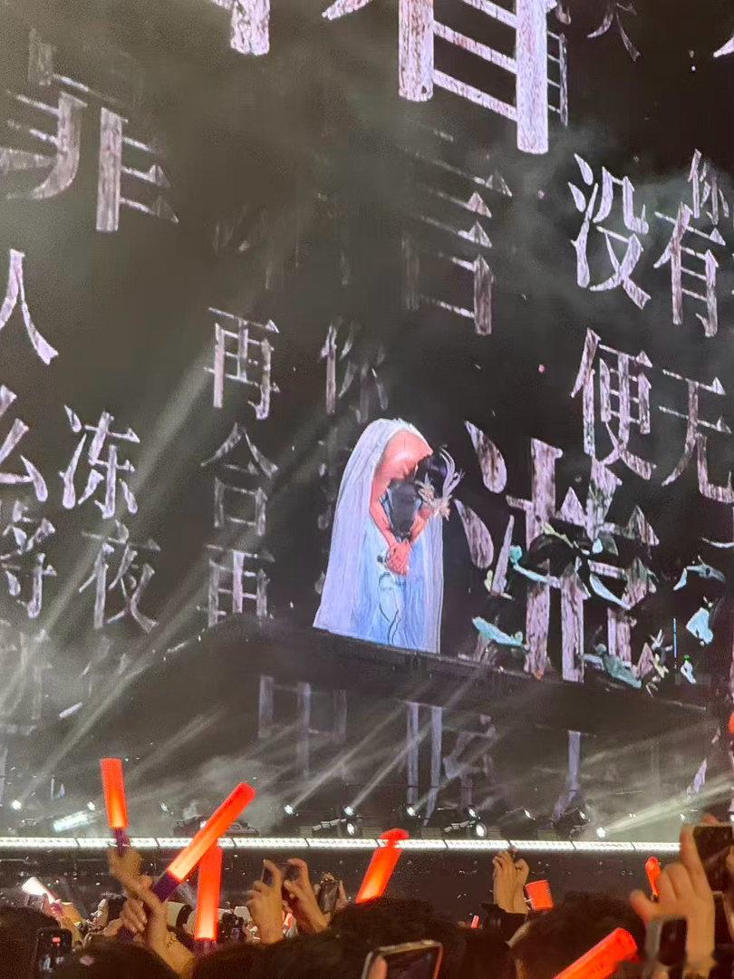 杨千嬅演唱会再安利给阿嬷的情书 一场演唱会安利同一部电影两次，也就杨千嬅干得出来
