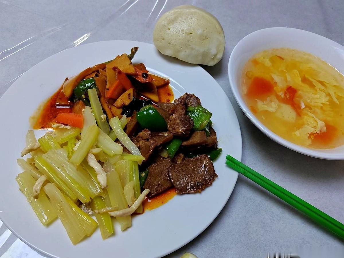 “卫检的来了。”
就这么一句话，轰的一下，感觉心脏直接从嗓子眼蹦出来了。
明明我