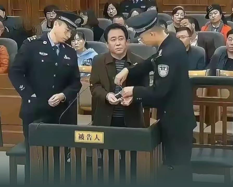 法网恢恢疏而不漏。许家印编制的恒大帝国终于落下了帷幕。

根据4月13日至14日