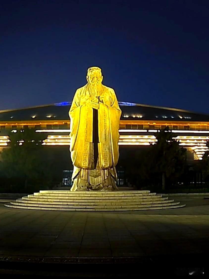 真的的该给纪委同志，发鸡腿了，这不，又逮住一位医院美女院长。
青海海东市，中医院