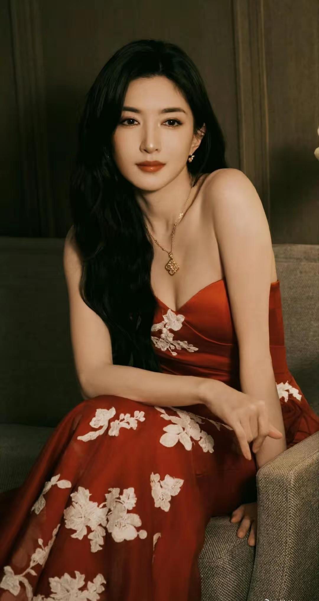 娇气娇妻婚内出轨小鲜肉，丈夫当场抓奸，妻子护情人后彻底崩溃
 
一段极致狗血又唏