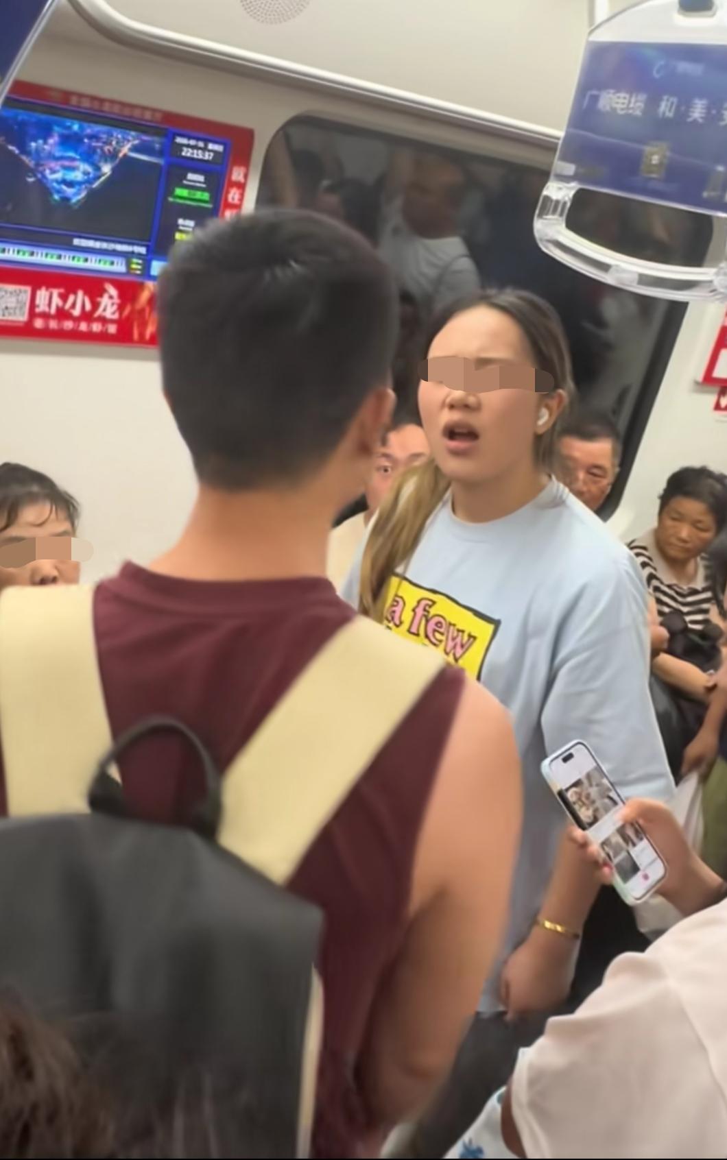 地铁车厢内，网友发视频称:疑似这个女生在座位上和大妈有点争执，女生气不过把瓶子扔
