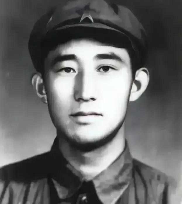 1949年，解放前夕，地下党员吴荣森正在执行潜伏任务，突然引起特务怀疑，他心想：