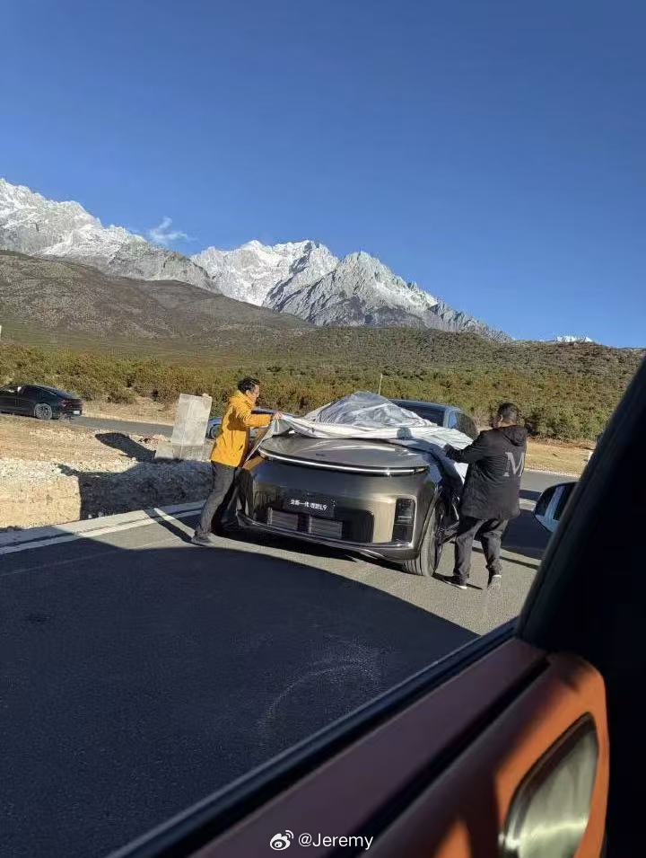 看上去是理想L9 Livis拍广告片被抓拍到了，背后的雪山景色真不错，期待一下最
