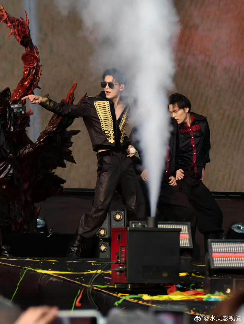 姚琛腹肌富有且慷慨姚琛腹肌生图 《Hush》那段确实带劲。全开麦跳完气息还稳，腹