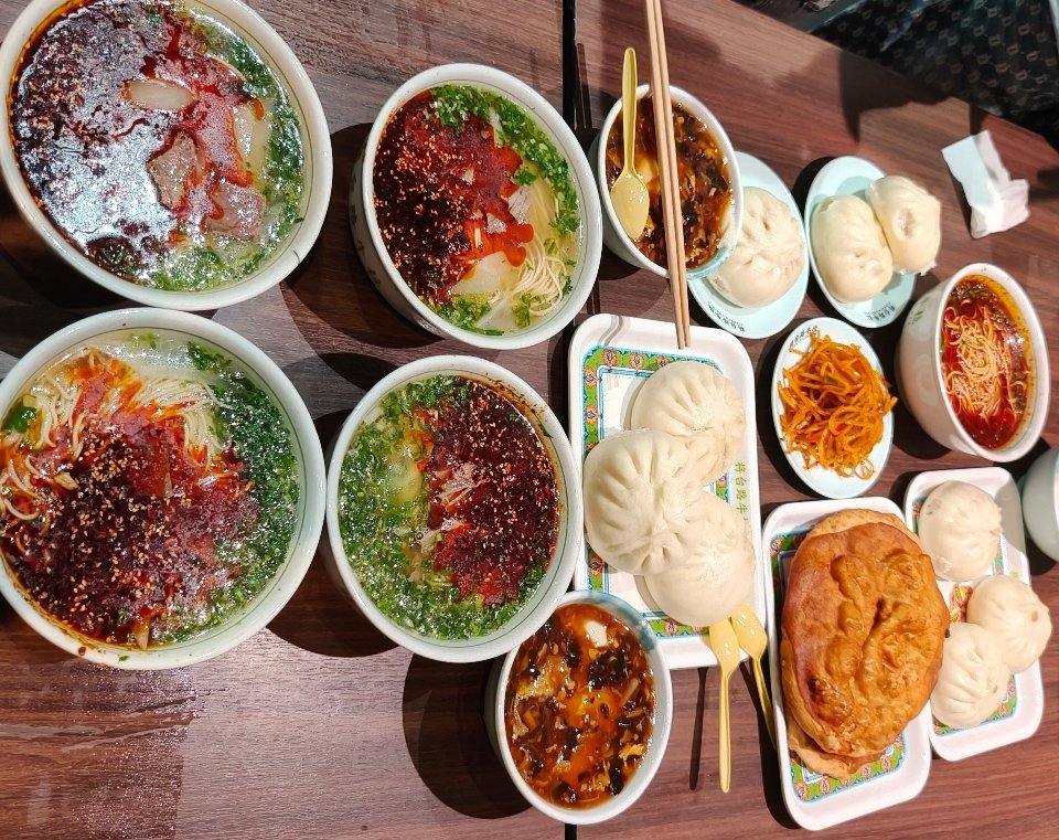 忽然想起来，14号那天早上我们也吃的牛肉面包子，但我吃了一碗面+1个包子 