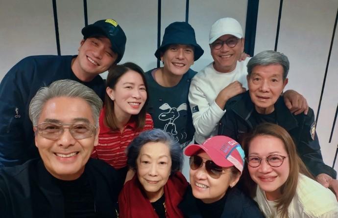 佘诗曼等了26年，才拍下人生第一张和周润发的自拍。
2000年，她被临时叫去一个