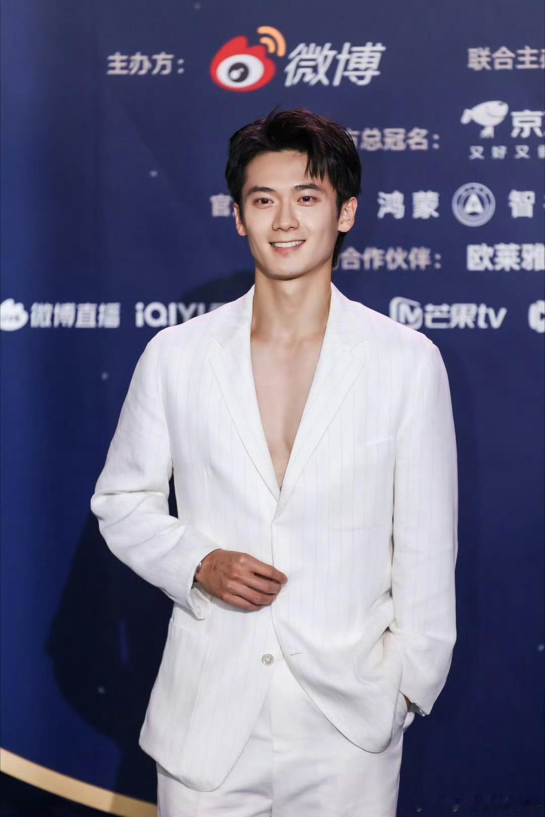 吴汉坤胸肌果然是封神训练营练出来的底子，吴汉坤穿白深V西装走红毯，胸肌轮廓都要把