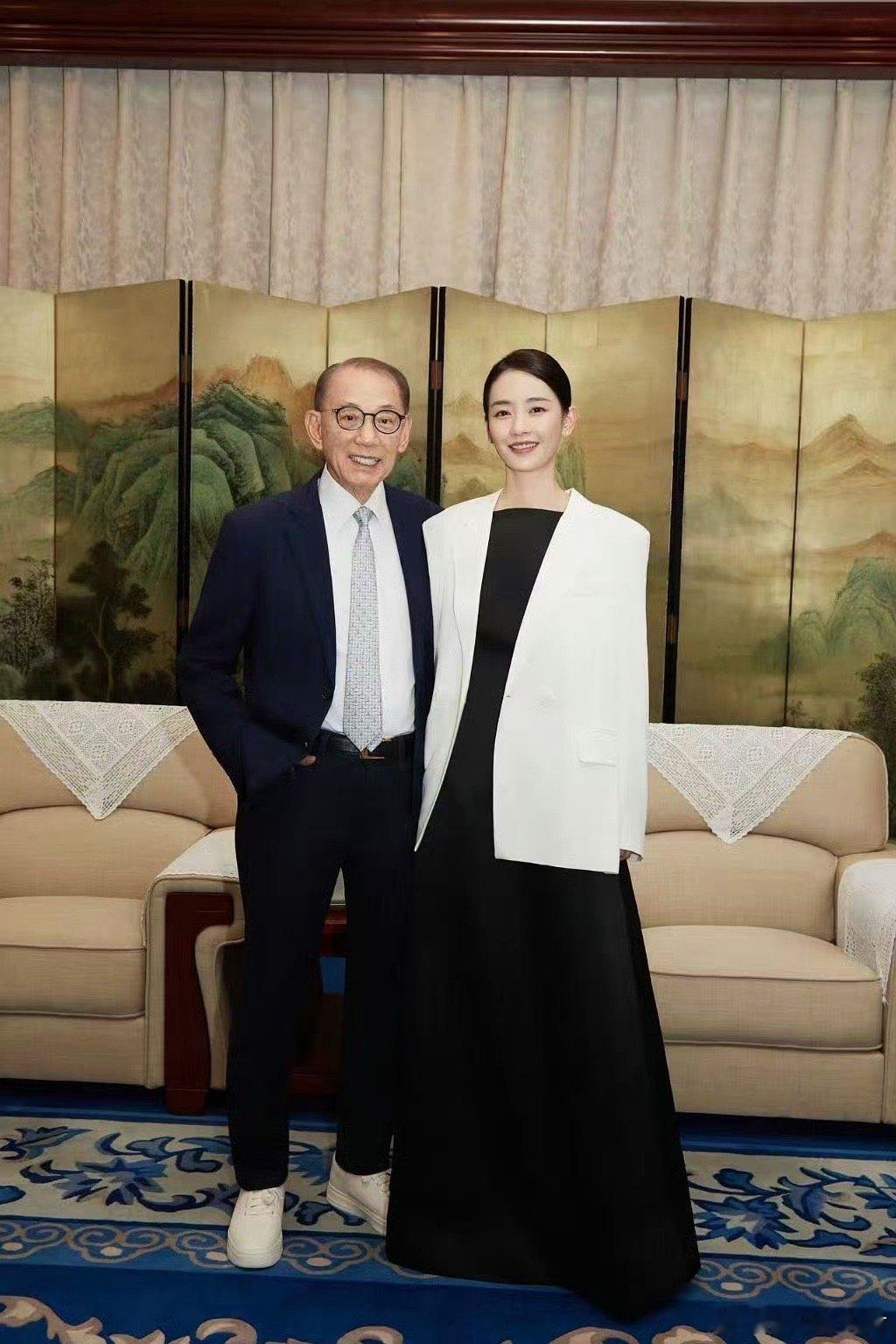刘雅瑟体制内女友感 哇，刘雅瑟在2025中国公益时刻的造型和公益演讲都太圈粉了！