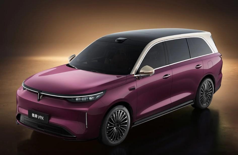 魏牌V9X正式上市，共推出三款车型，定价覆盖主流六座SUV市场：
豪华加长版：3