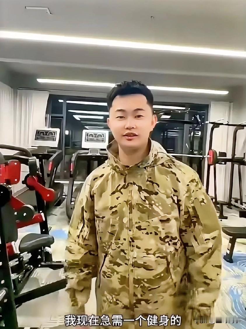 巴扎黑展示自己在葫芦岛的豪华四合院，鱼池、电竞房、茶室、雪茄柜、健身房一应俱全。