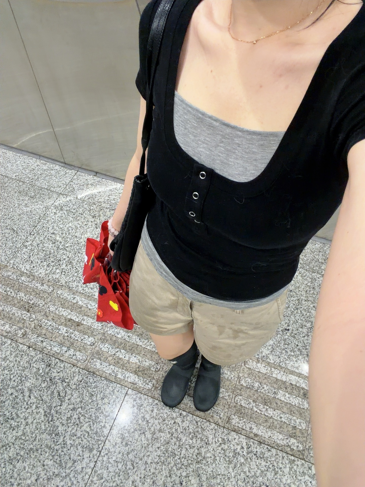 半夜被几个惊天大雷崩醒，早晨顶着瓢泼大雨上班。 