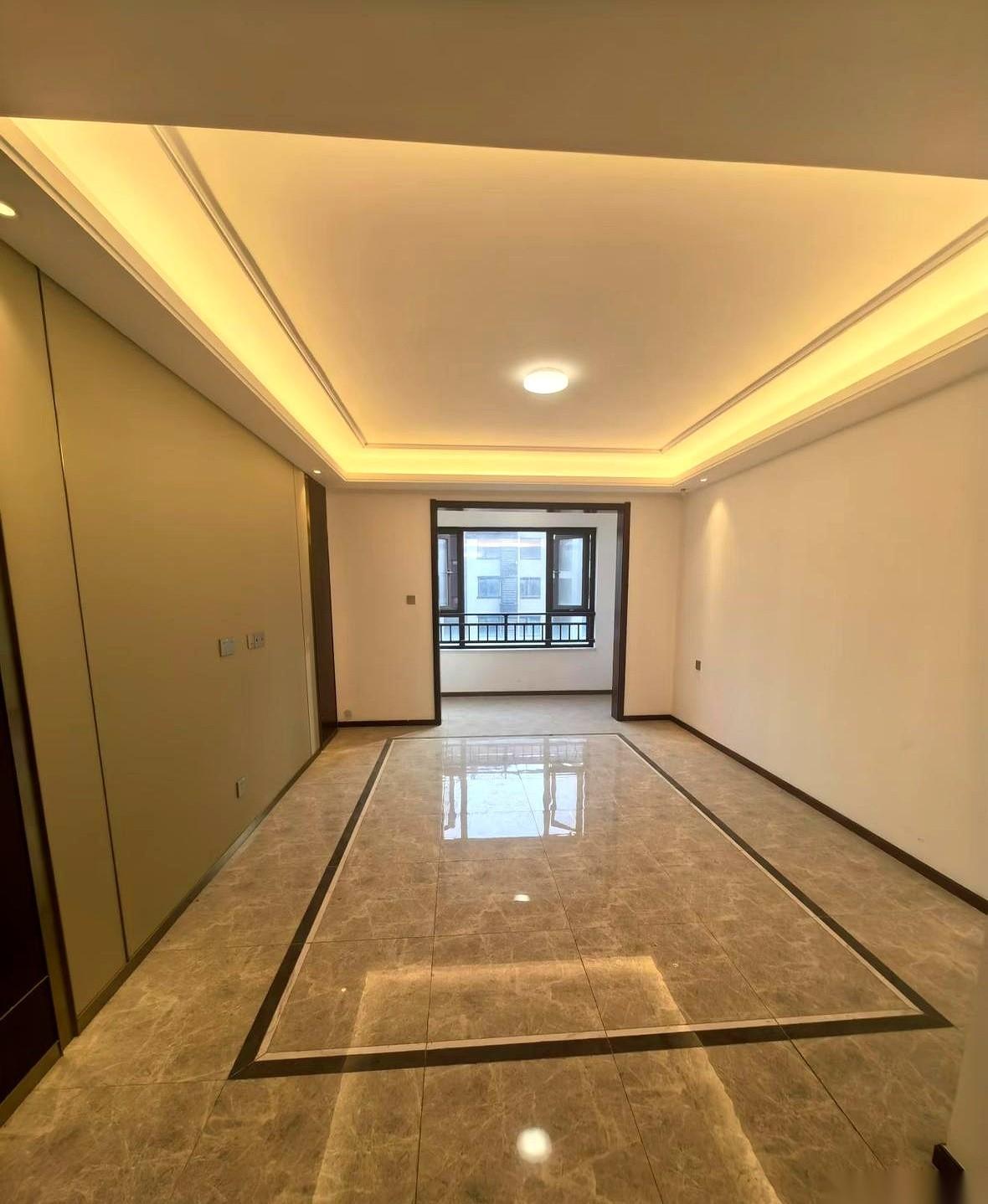 房产证还没捂热乎，我姐就把中介电话都翻出来了，铁了心要卖房。
当初抢到这套“工抵