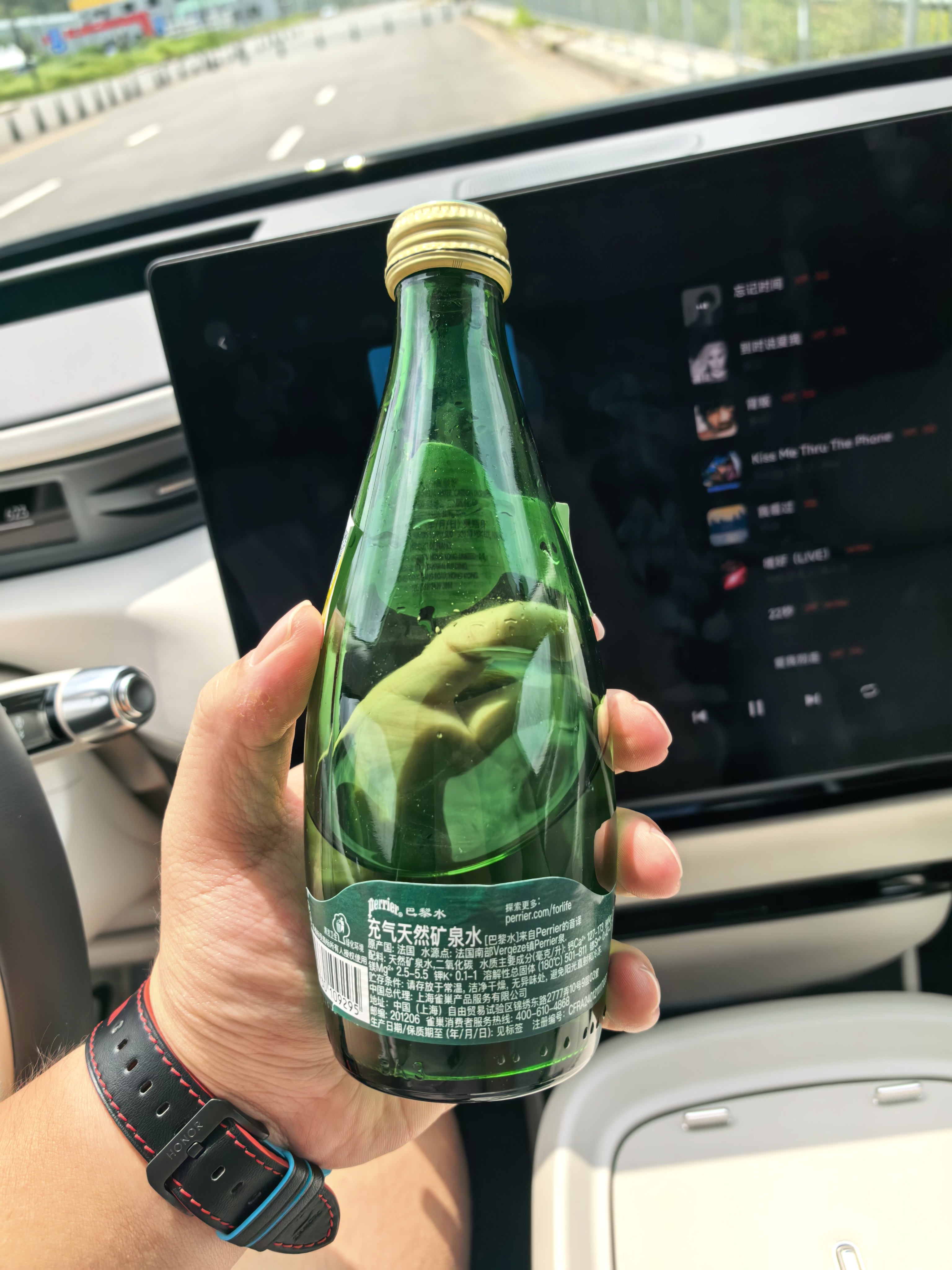 这种巴黎水不就是充气的矿泉水吗，为啥农夫山泉，怡宝，娃哈哈不搞个自己品牌的充气矿