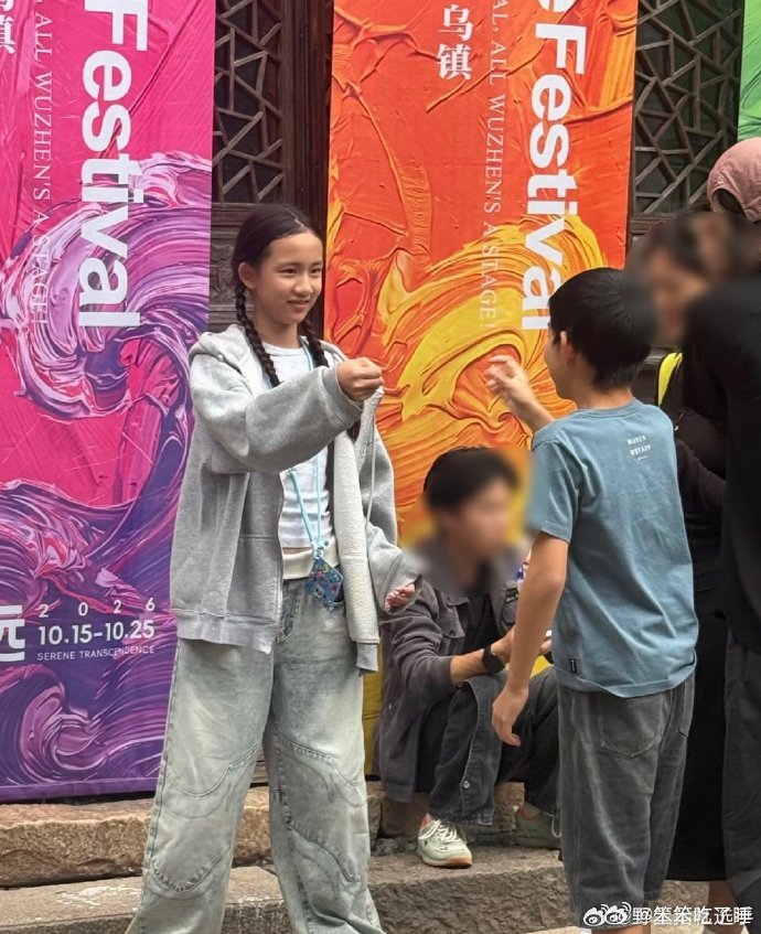 黄多多妹妹头身比绝了黄少艾每次露面都有惊喜，黄多多妹妹头身比真的很优越，身形舒展