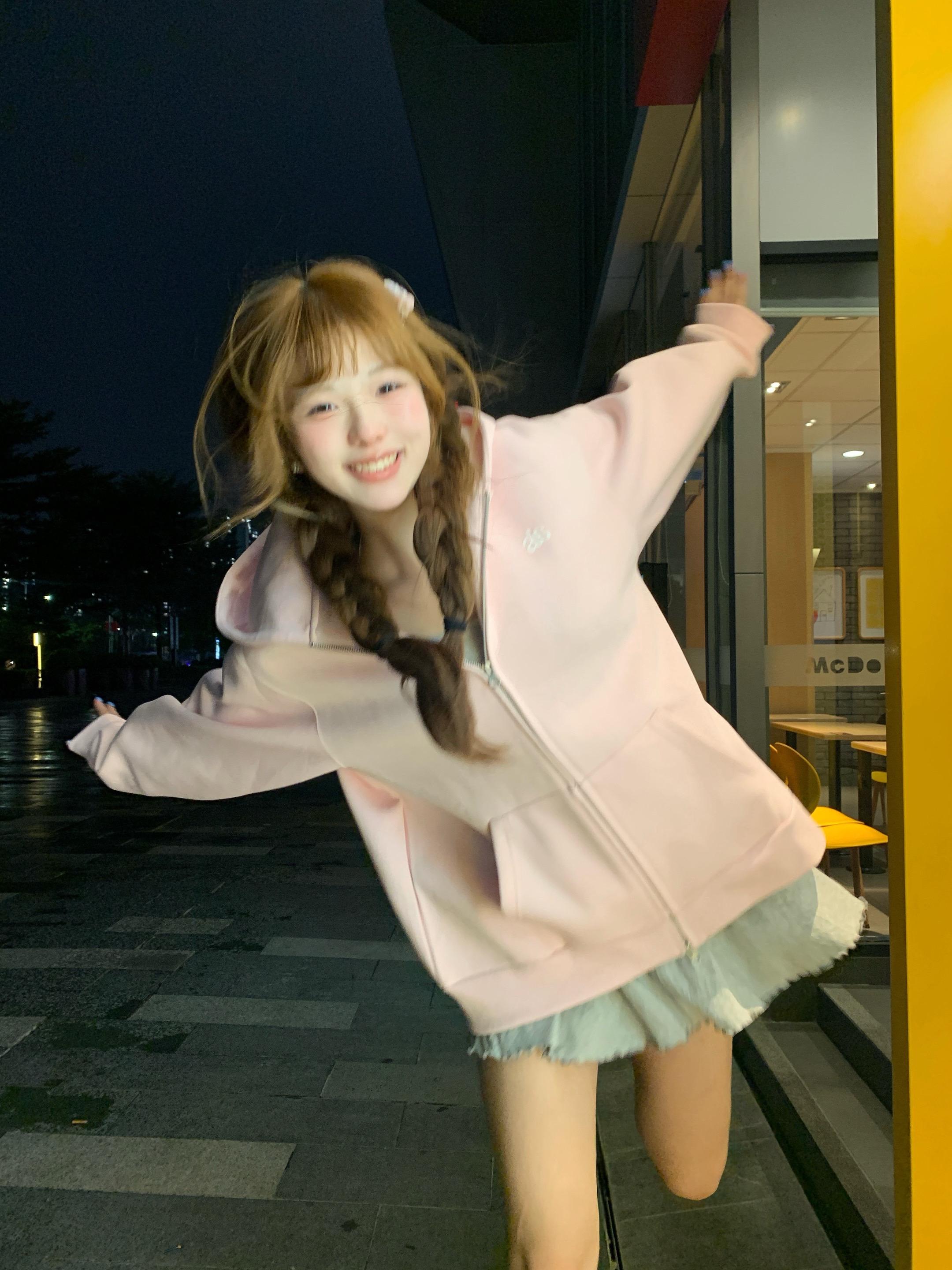 我遇到一个女孩她敢看我手机 敢挂我电话敢欺负我敢打我敢咬我 敢使唤我敢...