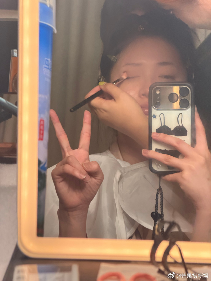 周洁琼这么早起来化妆周洁琼化妆直拍周洁琼这么早起来化妆啊，素颜都这么好看，期待姐