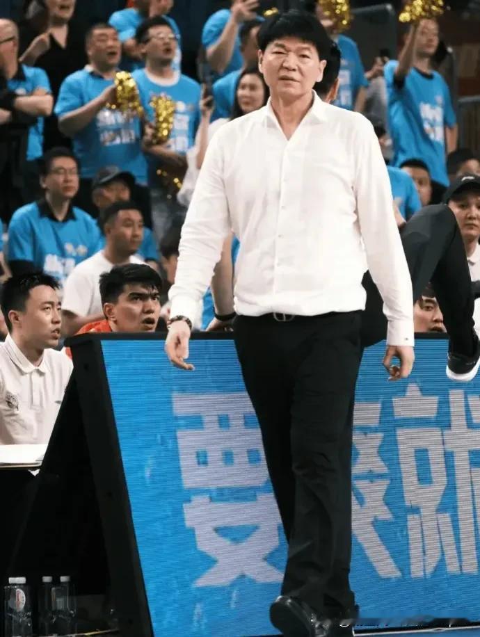 杨鸣“欺人太甚”，邱彪最不想看到的事，即将发生！G4辽宁队再赢，乌鲁木齐举行冠军