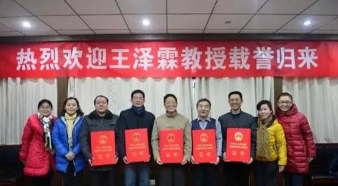 “我老了，不需要那么多钱。”2020年，一生抠门的大学教授王泽霖，却大手一挥捐出