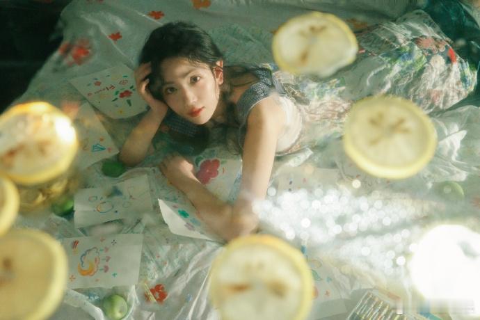 代露娃柠檬汽水夏日大片代露娃雏菊少女代露娃的夏日大片太绝了！柠檬汽水的清爽与雏菊