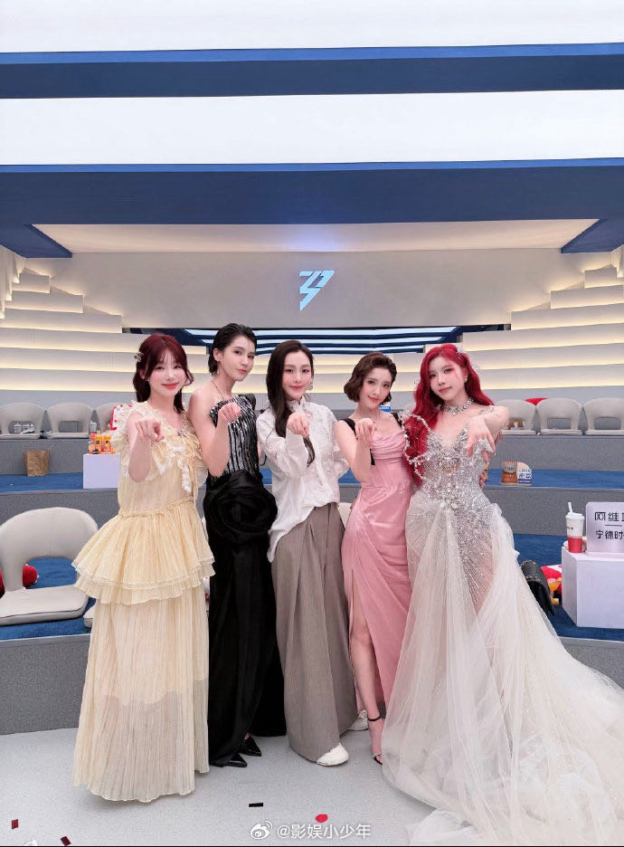 徐梦洁晒浪姐五公合照 五公排练室那段时间应该是心引力组合最难忘的记忆了。庄法熬到