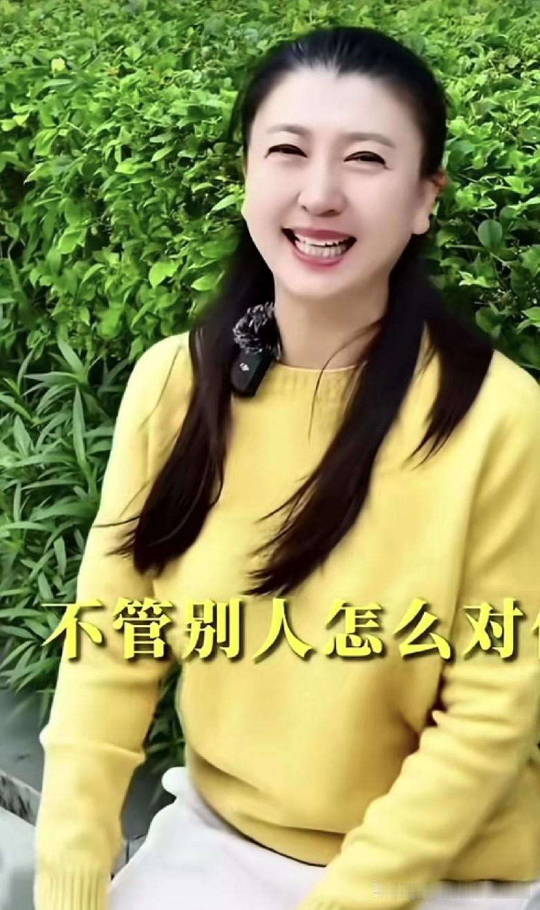 不认怂！嘴长在别人身上，爱咋咋地！闫学晶的生活哲学：不管别人咋对你，得会心疼自己