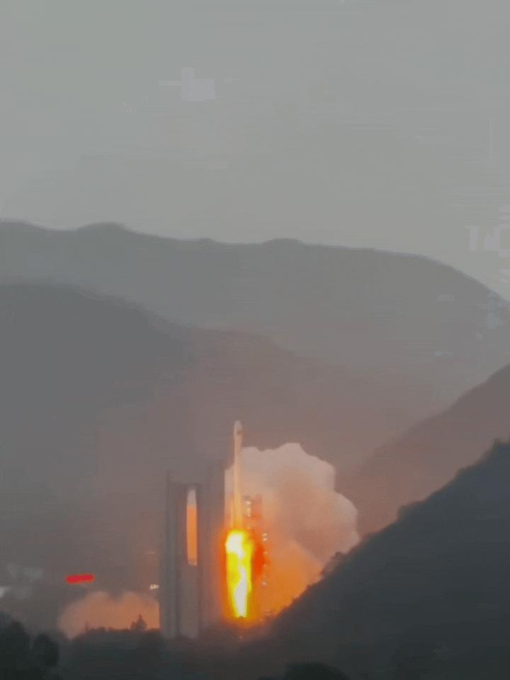 火箭被雷劈了，照样把卫星送上天。

昨晚西昌，长征三号乙刚点火升空就被闪电击中。
