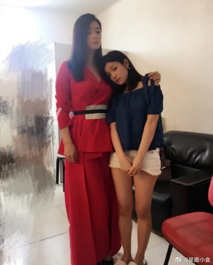 陈妍希比蒋欣矮10cm，站在她旁边真的好小鸟依人啊