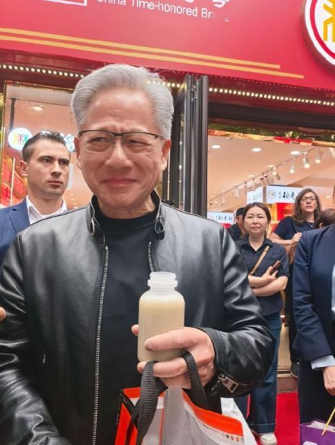十几年前慕名尝了一口北京豆汁，结果难喝得直接吐掉，不明白这么难喝的东西为啥有人喜