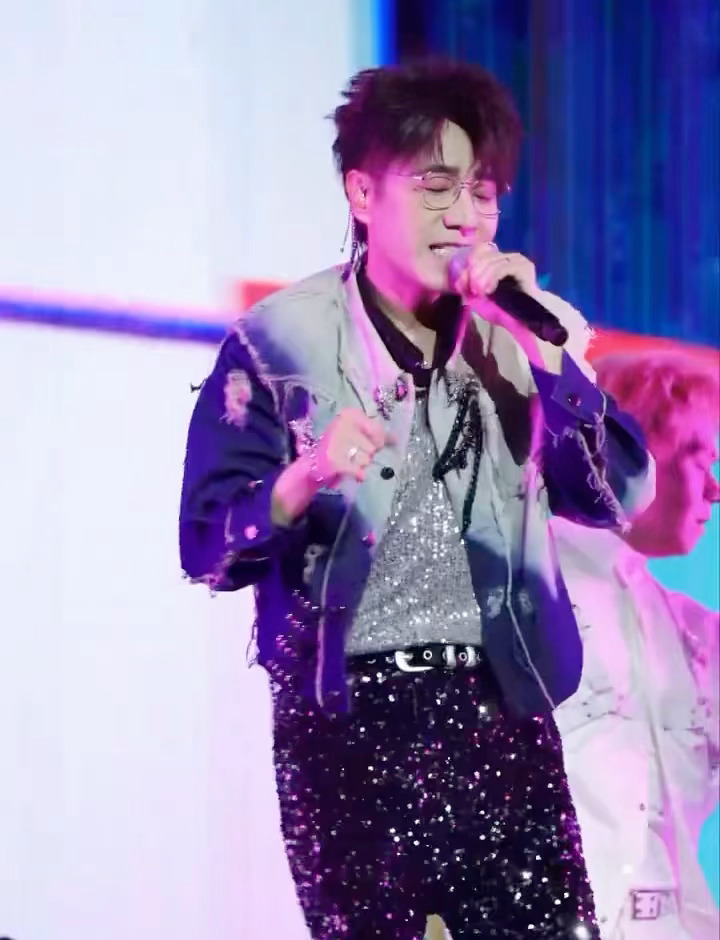 王铮亮不语只是一味的巡演谁的DNA动了！王铮亮巡演6月28日空降广州！这哪是演唱
