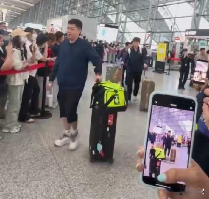 4月24日 国乒大部队全部返回北京，
马琳、王皓瘦了一圈，
王楚钦和梁靖崑膝盖伤