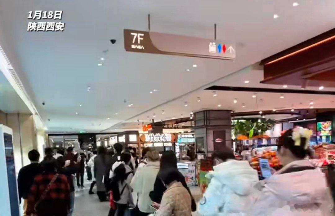 西安一烤鱼店开业有人排队11小时 谁懂啊！西安这家烤鱼店开业，11小时排队时长震