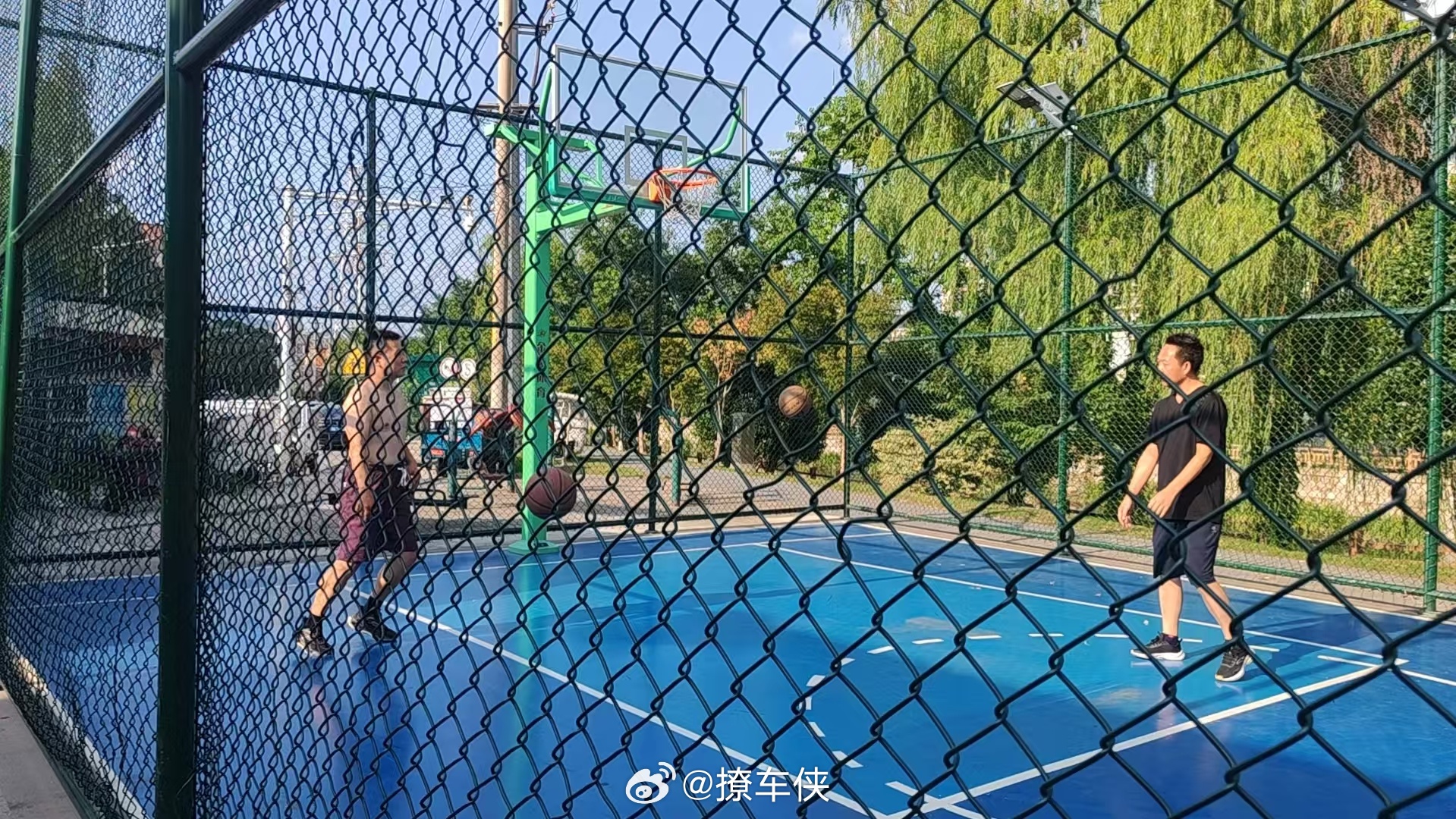 下午打了一会篮球，每天运动一下出出汗[酷] ​​​