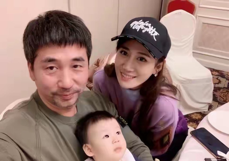 原来她是沙宝亮的妻子，小他16岁离婚带俩娃，还是我们熟悉的演员 