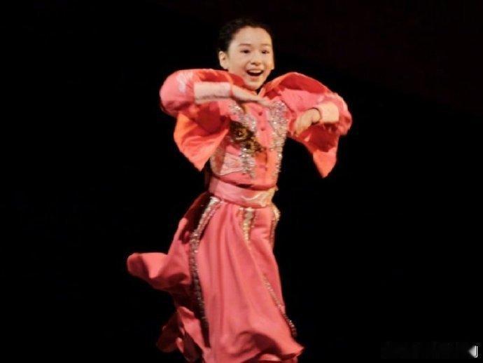 董璇女儿参演佟丽娅策划的舞剧董璇带着小酒窝来为佟丽娅打 call，这波互动好暖，