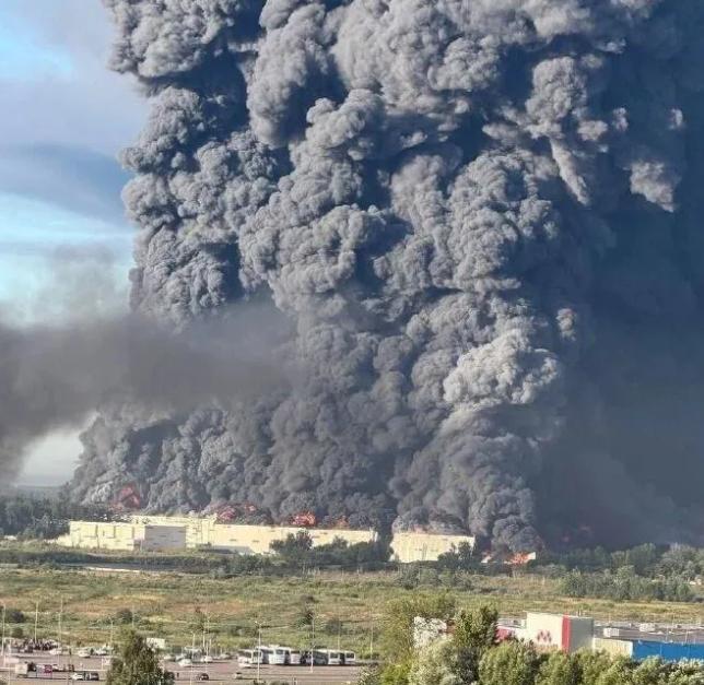 一次“点穴式”空袭，烧掉了1000亿卢布，更烧出了一个残酷的现实：有人想把战火烧