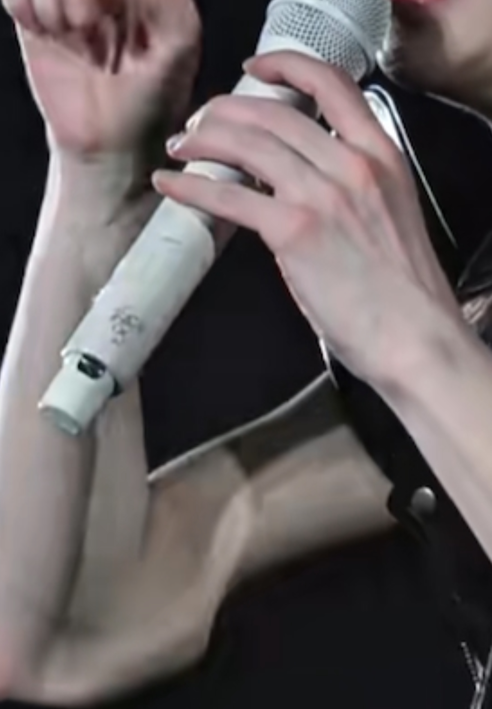 薛之谦的手，粉粉嫩嫩的 