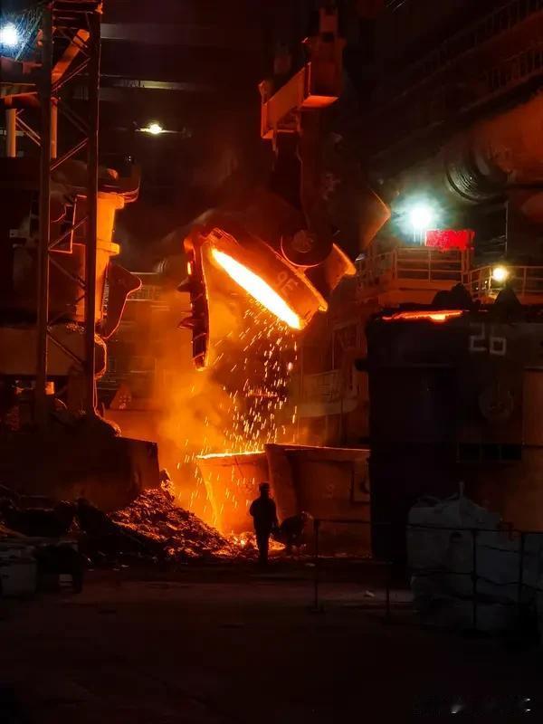 要是人掉进钢水里，情况很惨烈。钢水温度在1250 - 1700摄氏度，人体密度约