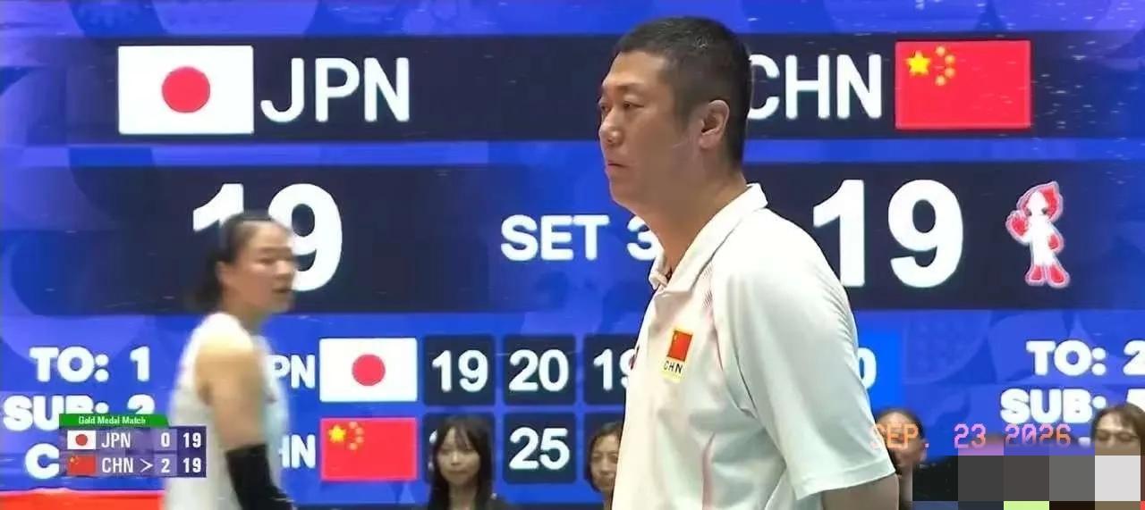 日本女排没想到，中国女排主教练赵勇在第三局2：10落后的暂停调整后，做了三个意想