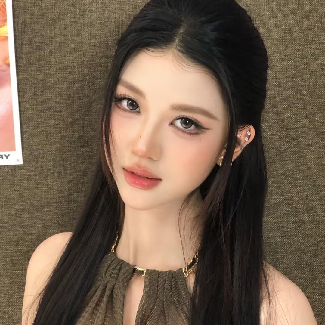 半扎黑长直纯欲妆，清冷韩系美女氛围感黑长直半扎高颅顶造型真的自带清冷滤镜低饱和灰