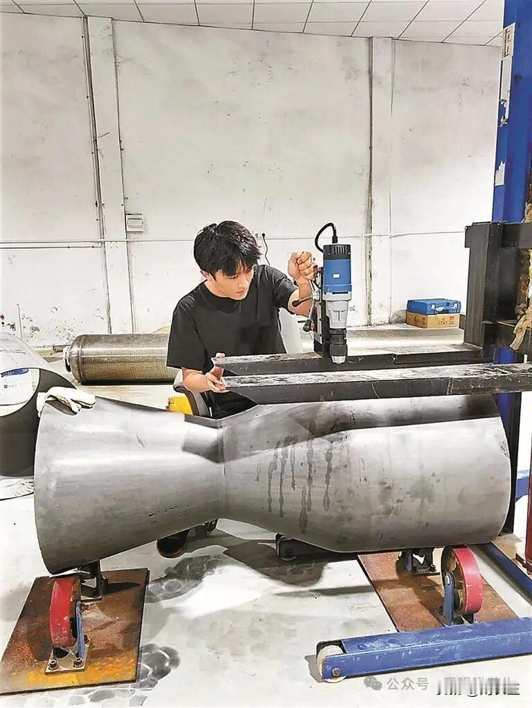 民间航天爱好者的坚守与思考

深圳一位95后青年凭借手工制作，成功将火箭发射升空