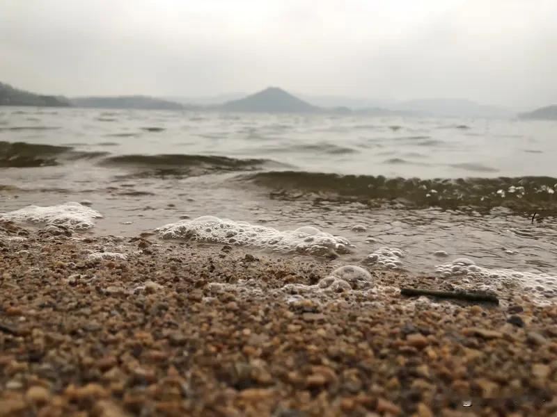 “水深不语，人稳不言”，这话说得太妙了。深邃的湖水安静深沉，浅滩溪流却哗哗作响，