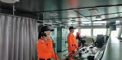太离谱了！台海巡船在东沙被我海警船堵得不敢动，居然喊出”你们回去争取民主”，这种